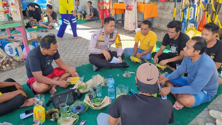 Kasatlantas Polresta Banyuwangi Kompol Elang Prasetyo berdialog bersama sejumlah sopir usai ngopi dan makan bersama di kawasan Kelurahan Klatak, Kalipuro, Minggu (20/7).