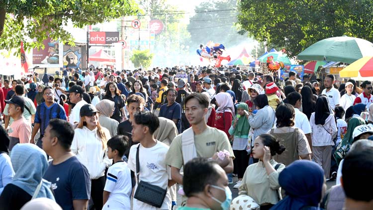 Ribuan orang datang untuk berolahraga, menikmati hiburan, berburu kuliner, maupun sekadar bersantai di area CFD A. Yani Banyuwangi, Minggu pagi (20/7).