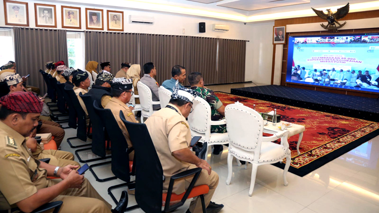 Jajaran Forkopimda Banyuwangi mengikuti peresmian nasional Koperasi Merah Putih secara virtual dari Aula Pemkab Banyuwangi, Senin (21/7).