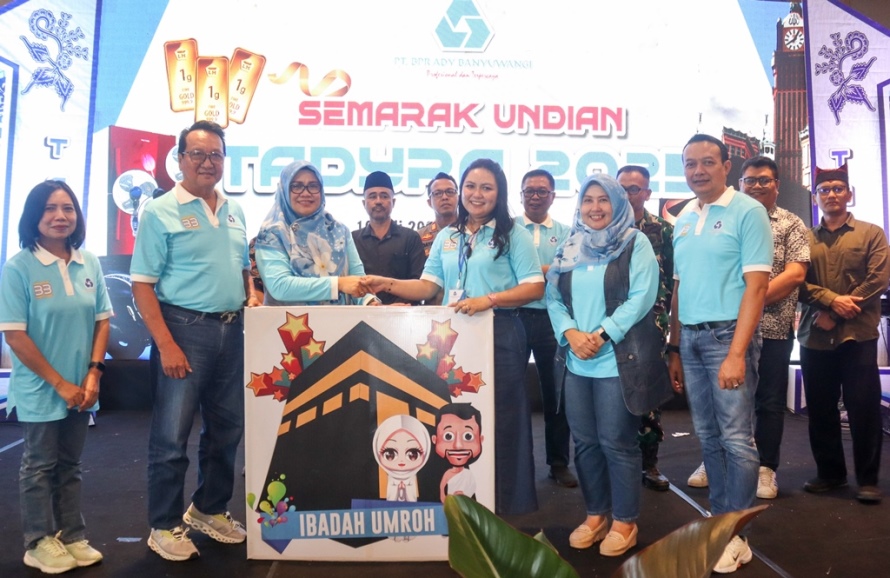HADIAH UTAMA: Komisaris Utama PT BPR ADY Banyuwangi Hj Luluk Indriyani didampingi jajaran Komisaris Nyoto Prayitno, Didik Sugiarto, dan Direktur Utama Herlina Iswandari menyerahkan hadiah umrah.