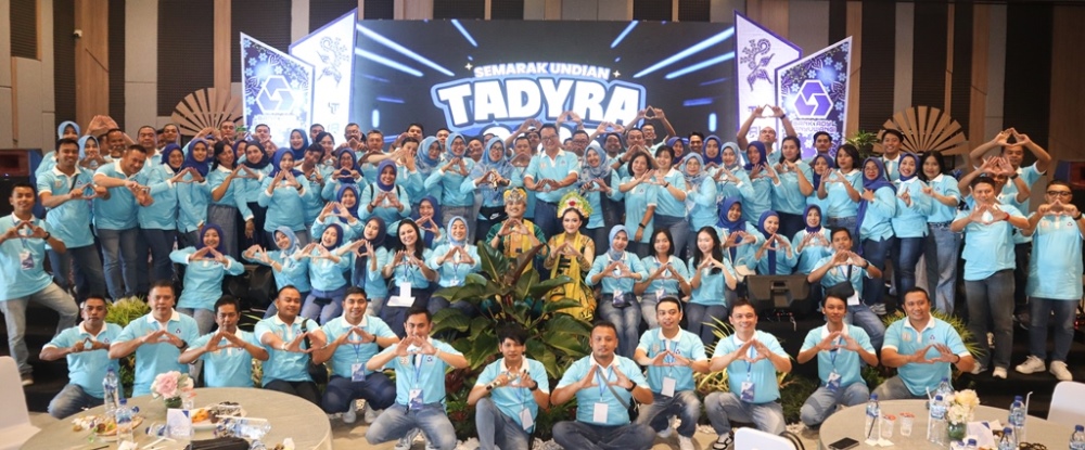 SEMARAK: Jajaran Komisaris BPR ADY Banyuwangi Hj Luluk Indriyani, Nyoto Prayitno, Didik Sugiarto, Direktur Utama Herlina Iswandari bersama seluruh karyawan undian Tadyra 2025 di Havana Caf&eacute; & Resto.