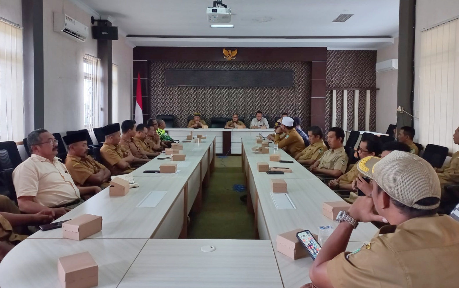Rapat antara Pemerintah Kecamatan Genteng dan lima pemerintah desa (Pemdes) soal kebijakan semarak Agustusan 2025. Sound horeg resmi dilarang!