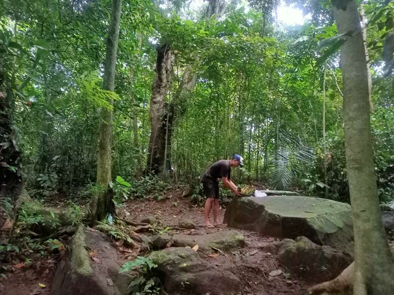MENILIK: Salah satu keturunan mbah Buyut Karti yang ke-12, Restu Sumedi mengunjungi Watu Loso di atas bukit Dusun Krajan, Desa Alasmalang, Kecamatan Singojuruh Minggu (20/7).