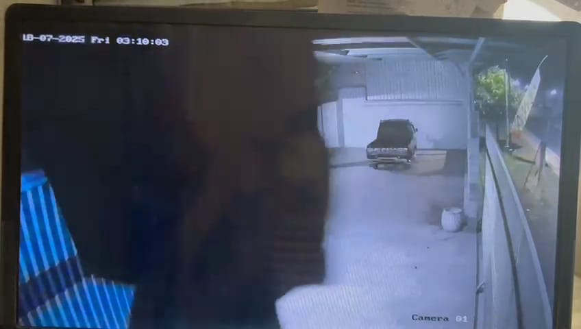 REKAMAN: Detik-detik rekaman yang menunjukkan pelaku menutup CCTV yang dipasang di rumah korban di Dusun Sukomukti, Desa Sukorejo, Kecamatan Bangorejo pada Jumat (18/7) sekitar pukul 03.00.