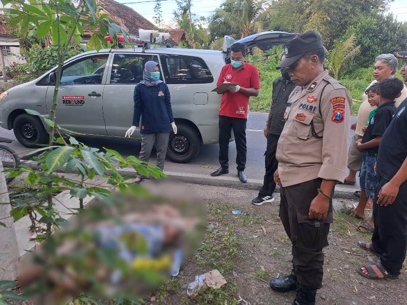 IDENTIFIKASI: Anggota Polosek Bangorejo bersama tim medis Puskemas Sambirejo melakukan olah TKP di Dusun Kedungrejo, Desa Bangorejo, Kecamatan Bangorejo Minggu (20/7).