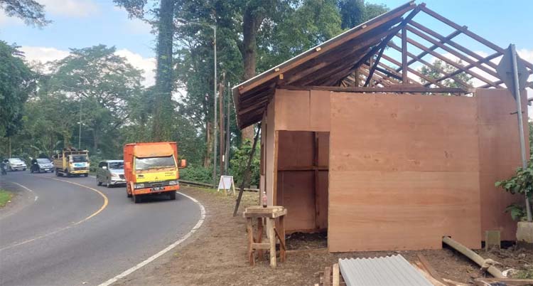 Jalur Gumitir yang menghubungkan Jember dan Banyuwangi ditutup 24 Juli. Kini persiapan mulai dilakukan, salah satunya didirikannya pos pengawasan di sekitar tikungan mbah Singo.