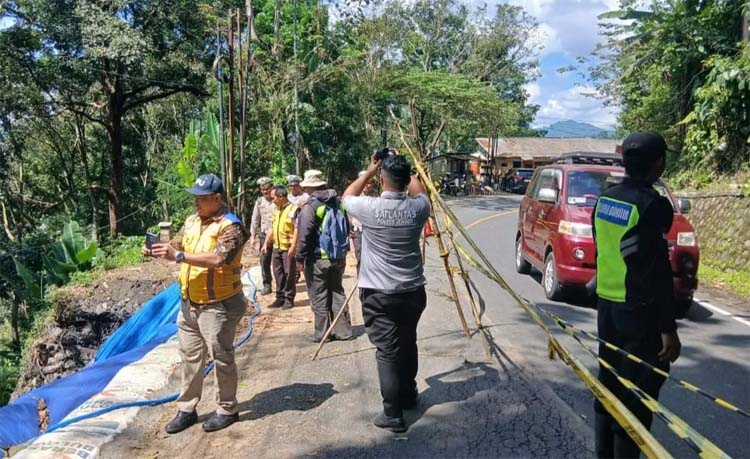 KBO bersama Kanitlaka Satlantas Polres Jember dan dari PPK Wilayah 1.4 Provinsi Jatim serta Kanitlantas Polsek Silo dan relawan gumitir saat cek retakan baru di lokasi longsoran.