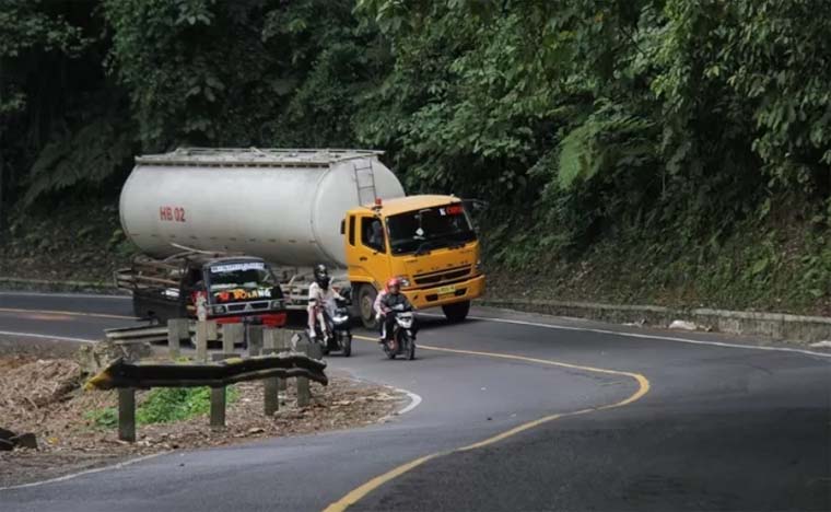 Masih banyak pengendara roda 2 dan roda 4 yang nekat mendahului kendaraan besar di tikungan Mbah Singo, Kecamatan Silo, Jember