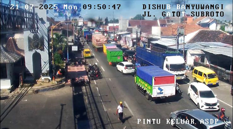 Suasana pintu masuk Pelabuhan Ketapang Banyuwangi pukul 09.50 WIB (21/7).