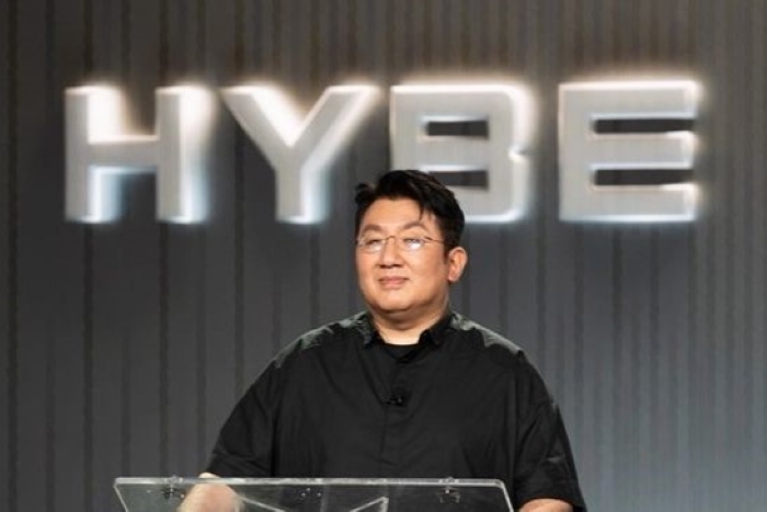 Bang Si  Hyuk diperiksa kepolisian Korea Selatan karena kasus penggelapan uang sejumlah 100M KRW.