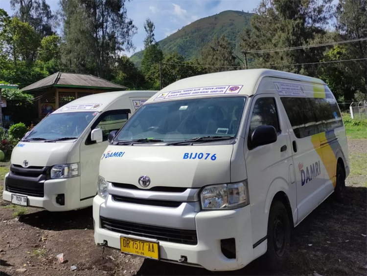 Armada Damri ketika berada di kawasan Paltuding Ijen. Saat ini Damri kembali melayani rute Jember menuju Pal tuding Ijen.