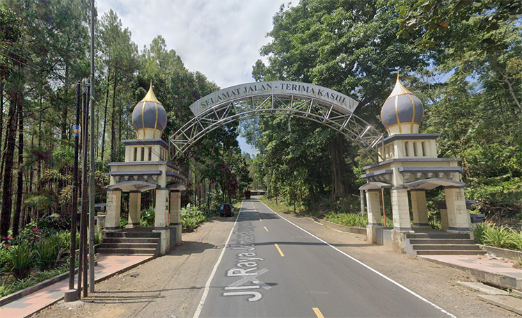 Gapura selamat jalan ini berada di pintu masuk Jalur Gumitir sisi Kabupaten Jember. Mulai 24 Juli 2025, jalan ii ditutup total untuk perbaikan.