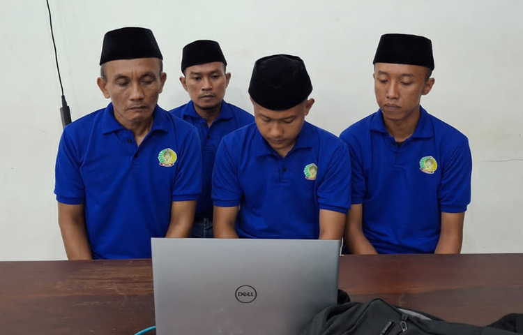 SIDANG ONLINE: Empat terdakwa kasus percobaan pembunuhan dengan korban Dinar menjalani sidang dari Lapas Banyuwangi, Senin (21/7).