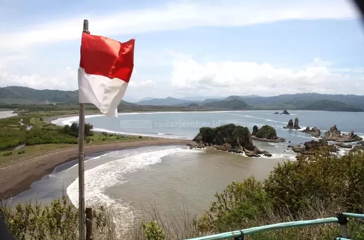 Pantai Teluk Love berada terletak di Desa Sumberrejo, Kecamatan Ambulu, Kabupaten Jember.
