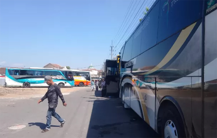 Aktivitas transportasi bus di Terminal Tawangalun Jember.