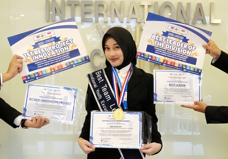 Arin Amalina menunjukkan medali dan sejumlah sertifikat penghargaan yang diraih dalam ajang IYEN 2025 di Kuala Lumpur, Malaysia.