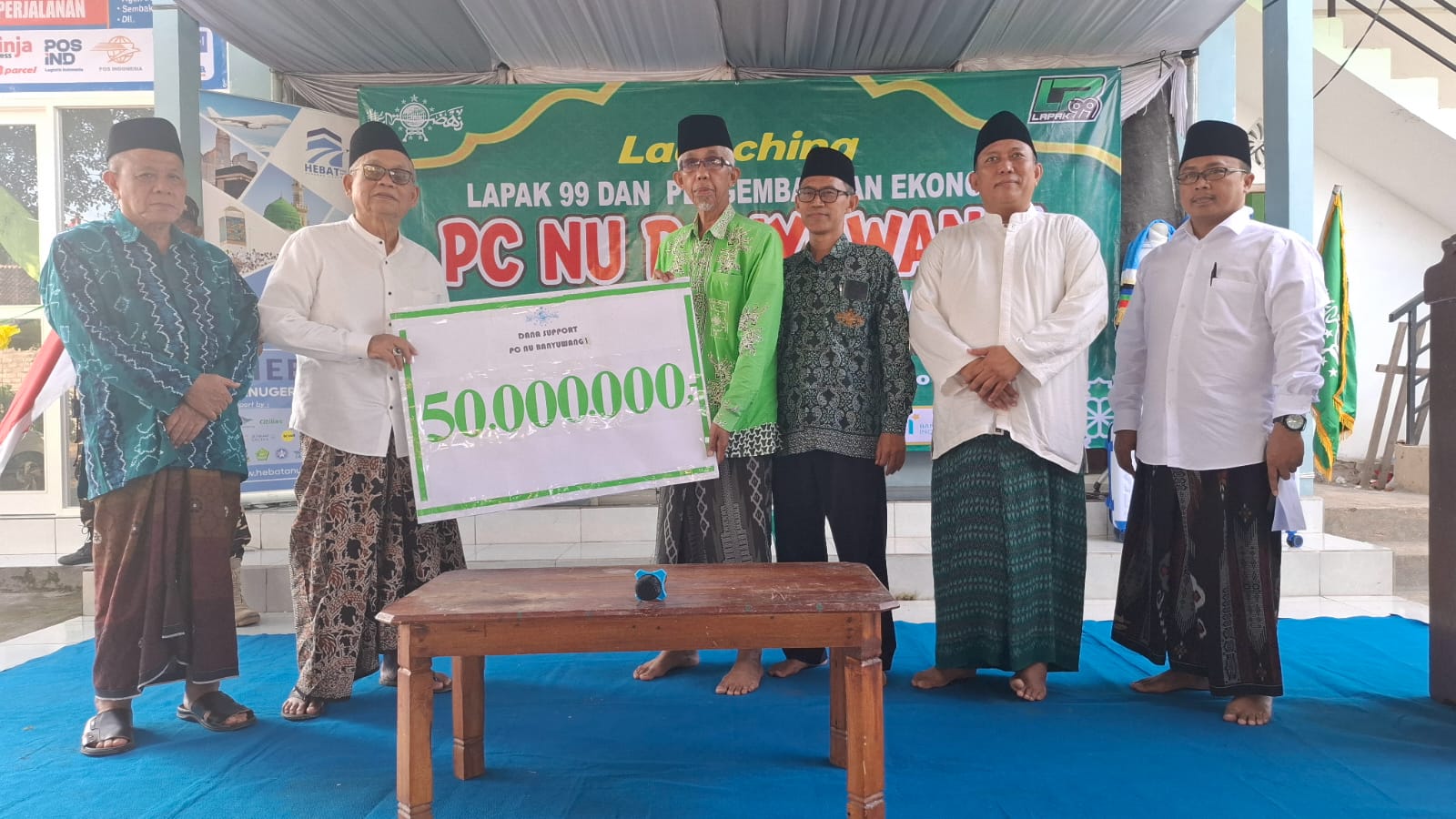 Simbolis penyerahan bantuan.