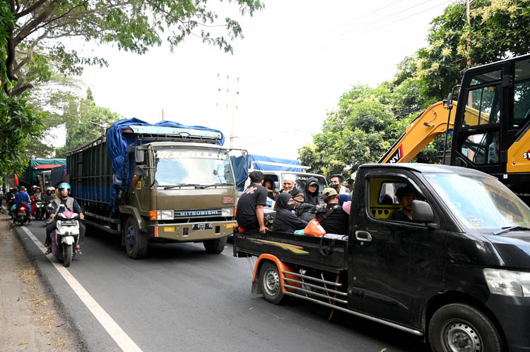 Arus lalu lintas menuju Pelabuhan Ketapang belum sepenuhnya lancar. Hingga pukul 19.00 tadi malam masih terjadi kemacetan panjang.