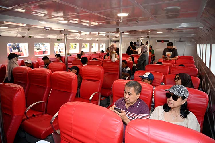 Penumpang Express Bahari 1F berlayar perdana dari Dermaga Marina Boom, Banyuwangi, menuju Pelabuhan Pulau Serangan, Denpasar, Bali, Rabu (23/7).
