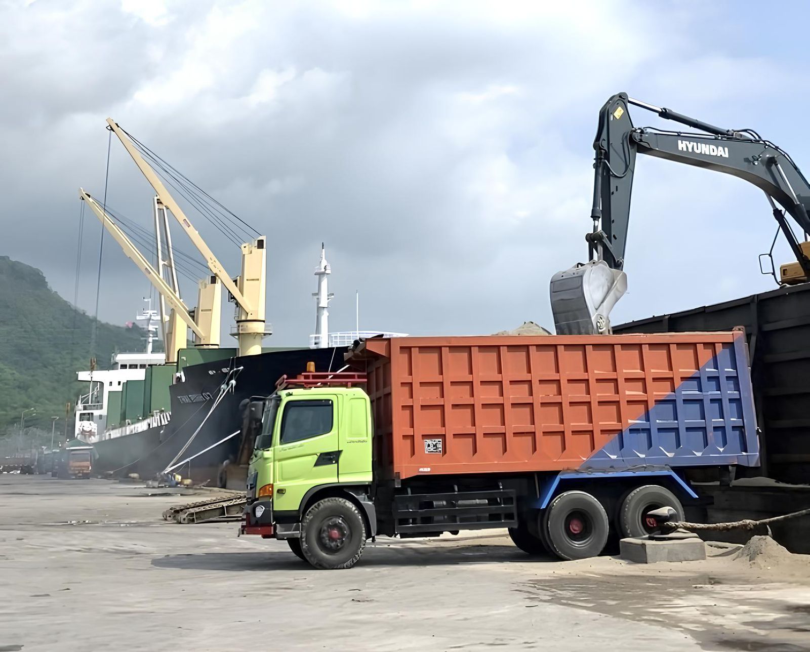 Pelabuhan Tanjung Wangi catat arus barang 580.315 ton hingga Juni 2025.