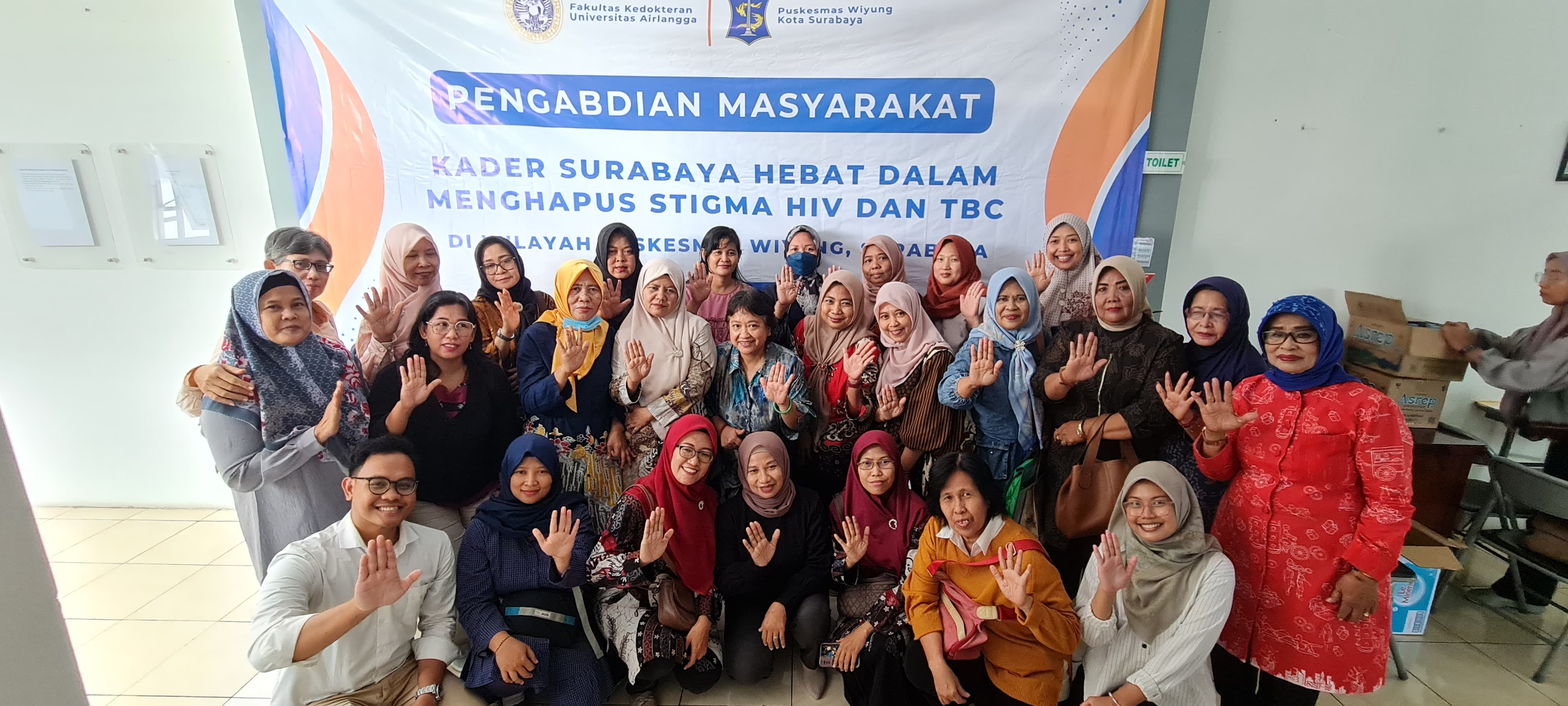 BERSAMA : Tim Pengmas Fakultas Kedokteran Universitas Airlangga Surabaya bersama Kader Surabaya Hebat wilayah kerja Puskesmas Wiyung Surabaya