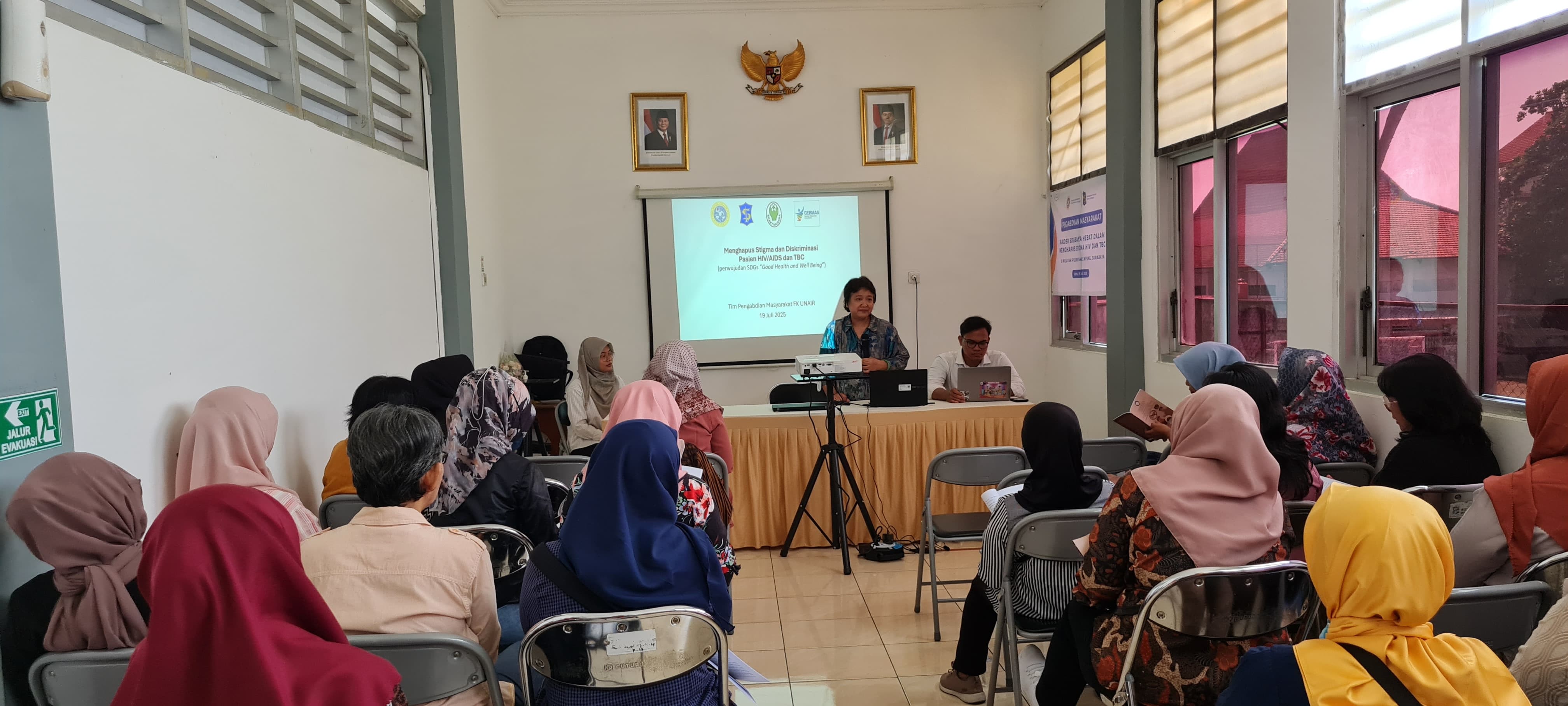 MENHAPUS STIGMA : Prof. Linda Dewanti memberikan paparan seputar penyakit menular HIV/AIDS dan TBC kepada Kader Surabaya Hebat di Puskesmas Wiyung pada Sabtu (19/7)