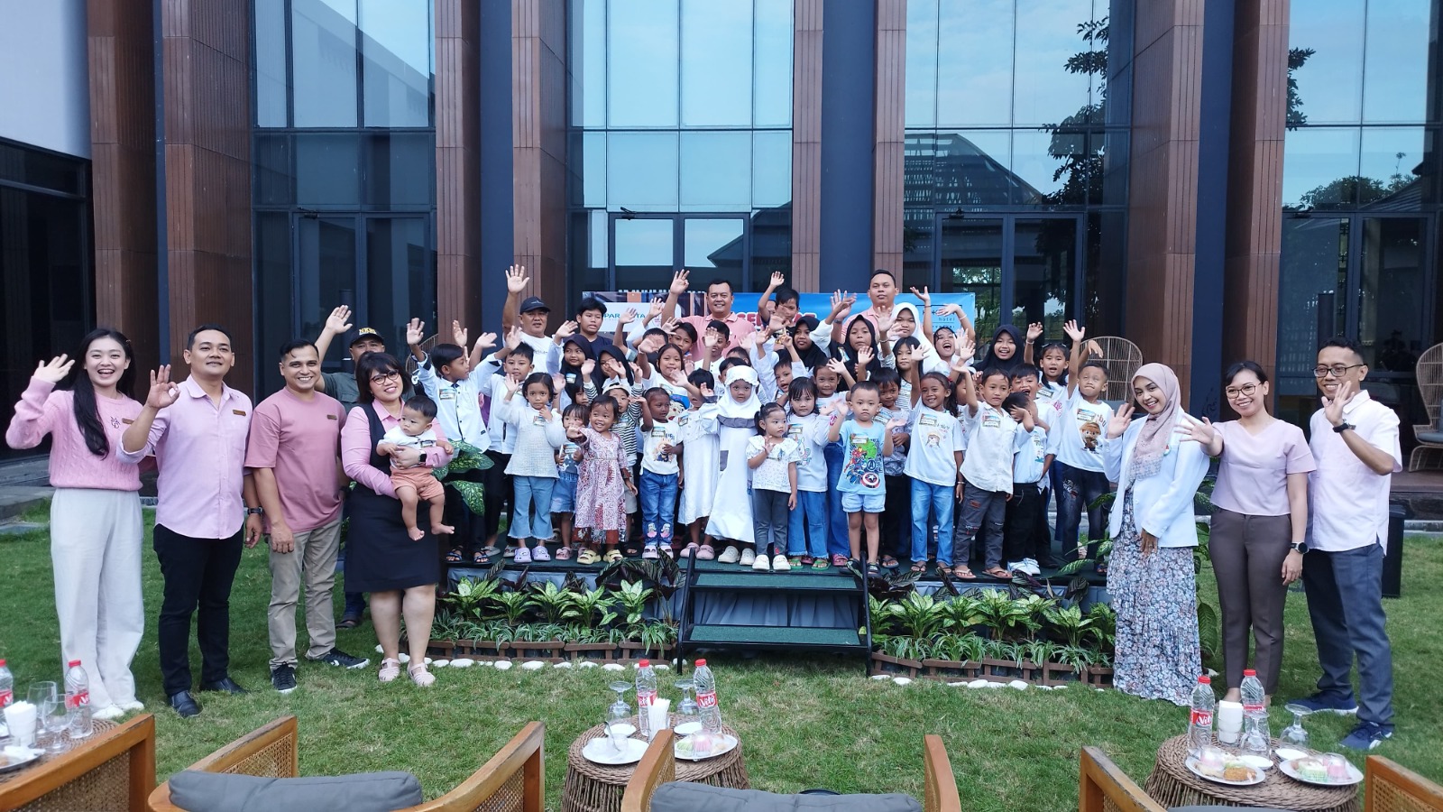 General Manager Kokoon Hotel Banyuwangi Weni Kristanti (gendong balita) bersama puluhan anak-anak sekitar hotel di peringatan Hari Anak Nasional yang digelar di Kokoon Hotel pada hari Selasa (22/7).