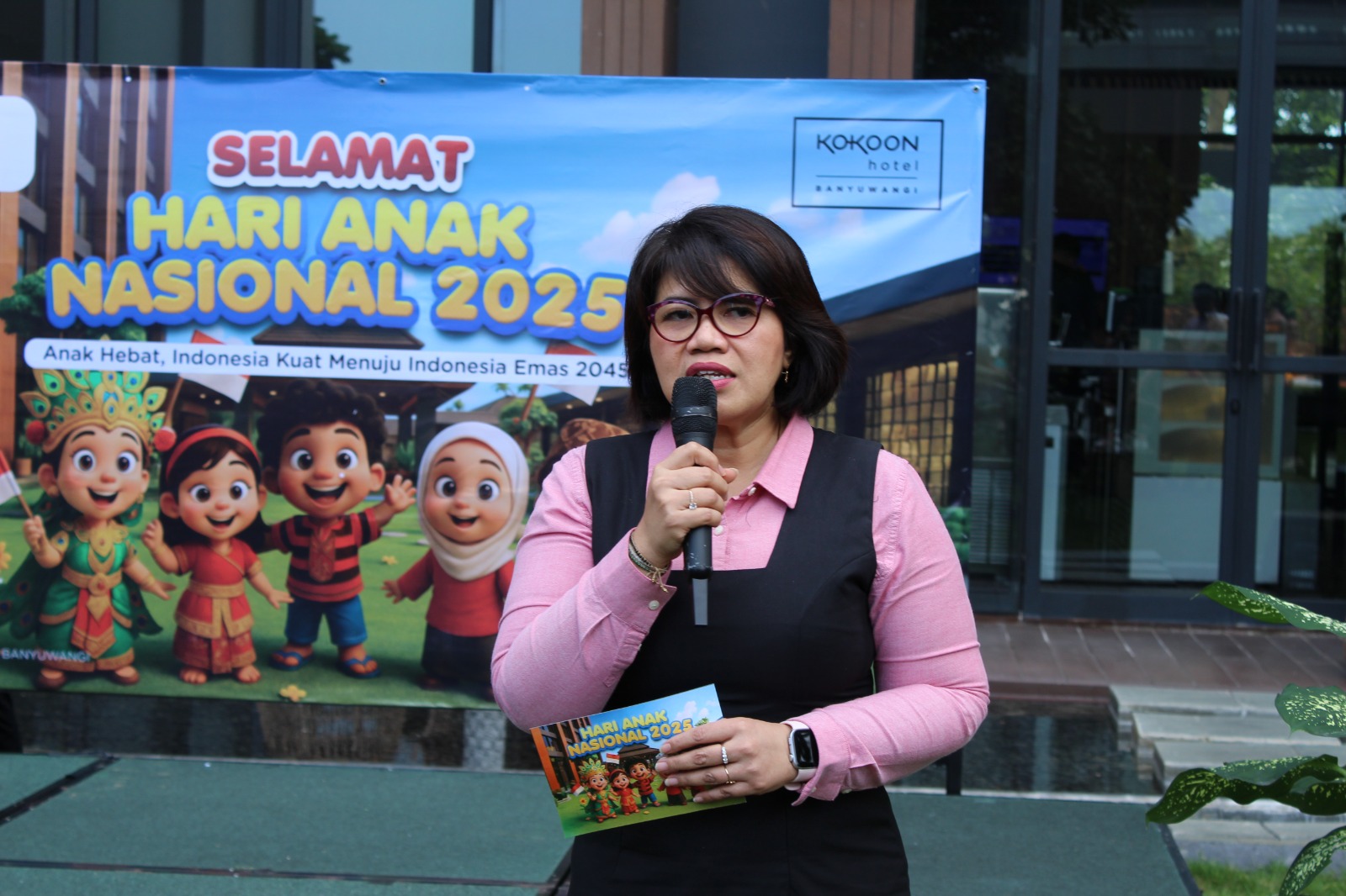 General Manager Kokoon Hotel Banyuwangi Weni Kristanti saat menyapa puluhan anak-anak sekitar hotel di acara peringatan HAN tahun 2025.