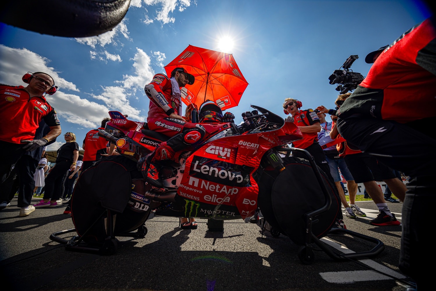 Persaingan panas antara Marc Marquez dan Francesco Bagnaia di MotoGP 2025 jadi sorotan utama.