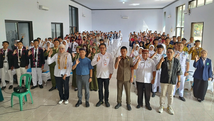 Kepala Bakesbangpol Agus Mulyono (tiga dari kiri) bersama nara sumber dan siswa peserta penyuluhan pendidikan politik di Aula Kantor Kecamatan Giri, Rabu (23/7)