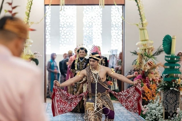 Mengenal cucuk lampah, salah satu tradisi yang masih lestari di pernikahan adat Jawa.