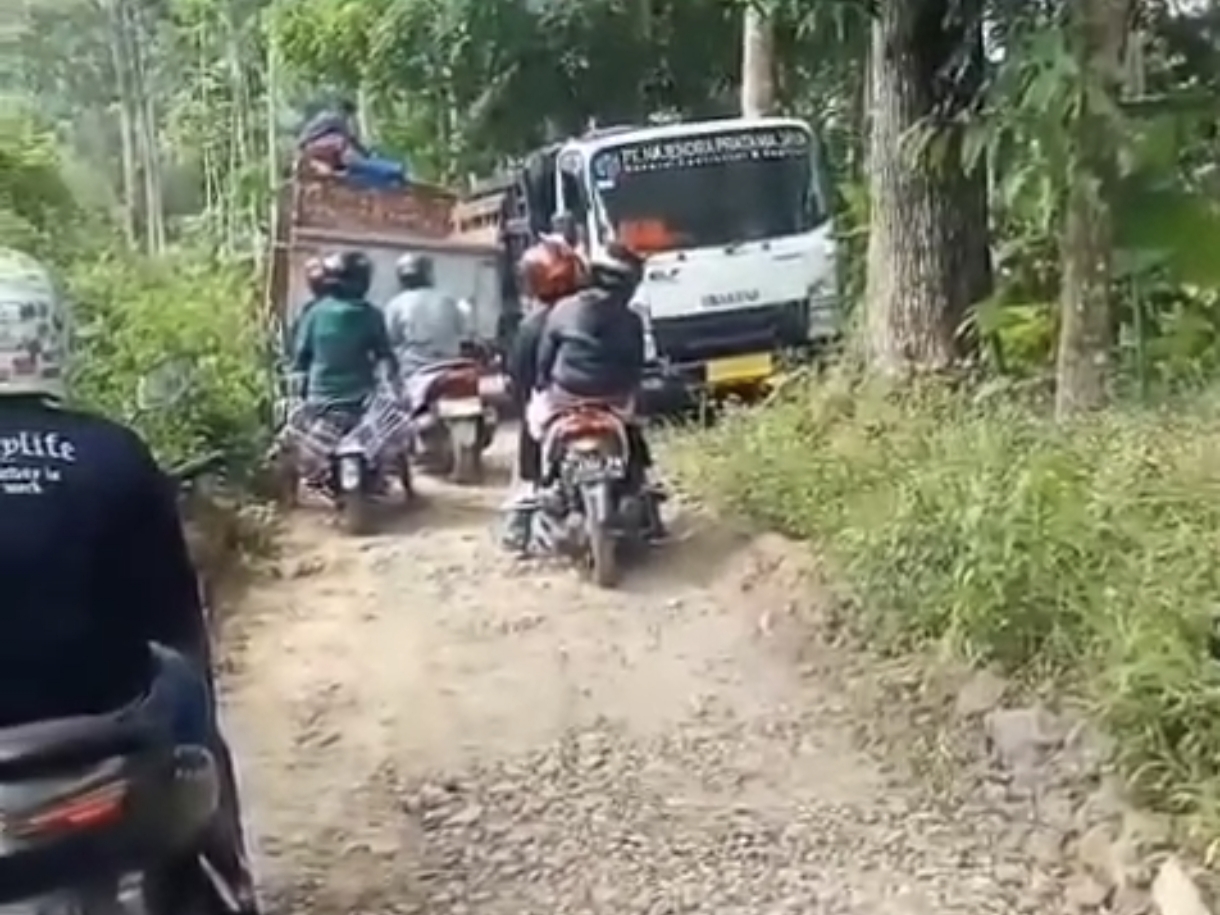 Semuanya macet, bahkan jalur tikus saja juga macet dampak penutupan total Gumitir.
