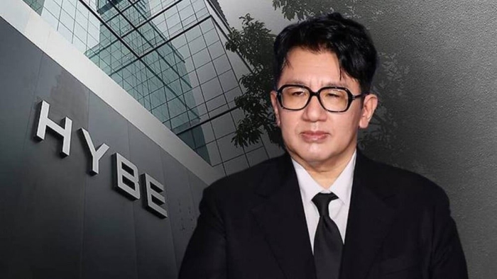 HYBE terkena imbasnya, Bang Si Hyuk telah diperiksa dan digeledah maskarnya karena telah manipulasi saham hingga ratusan miliar.