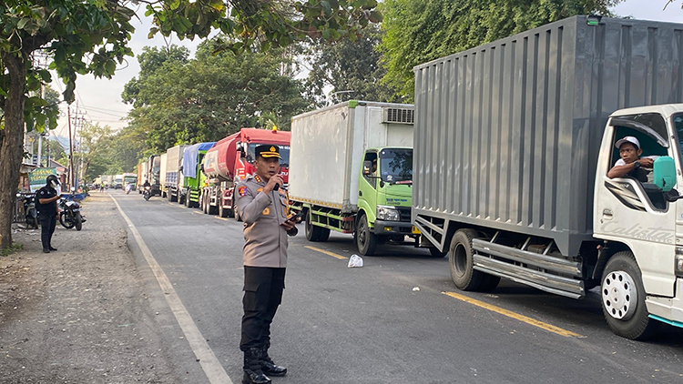 Kapolresta Banyuwangi Kombespol Rama Samtama Putra turun langsung mengatur arus lalu lintas di dekat Pelabuhan Ketapang, Jumat (25/7).