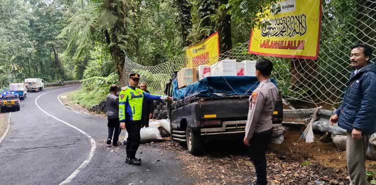 ATUR ARUS LAIN: Kapolsek Licin AKP Taufan Akbar mendatangi lokasi kecelakaan pikap muatan ikan di tikungan maut Sengkan Slamet, Kamis (25/7).