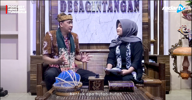 Kades Hardiyono memaparkan beragam potensi Desa Gintangan dalam podcast yang ditayangkan di channel Youtube Radar Banyuwangi Kamis (24/7).