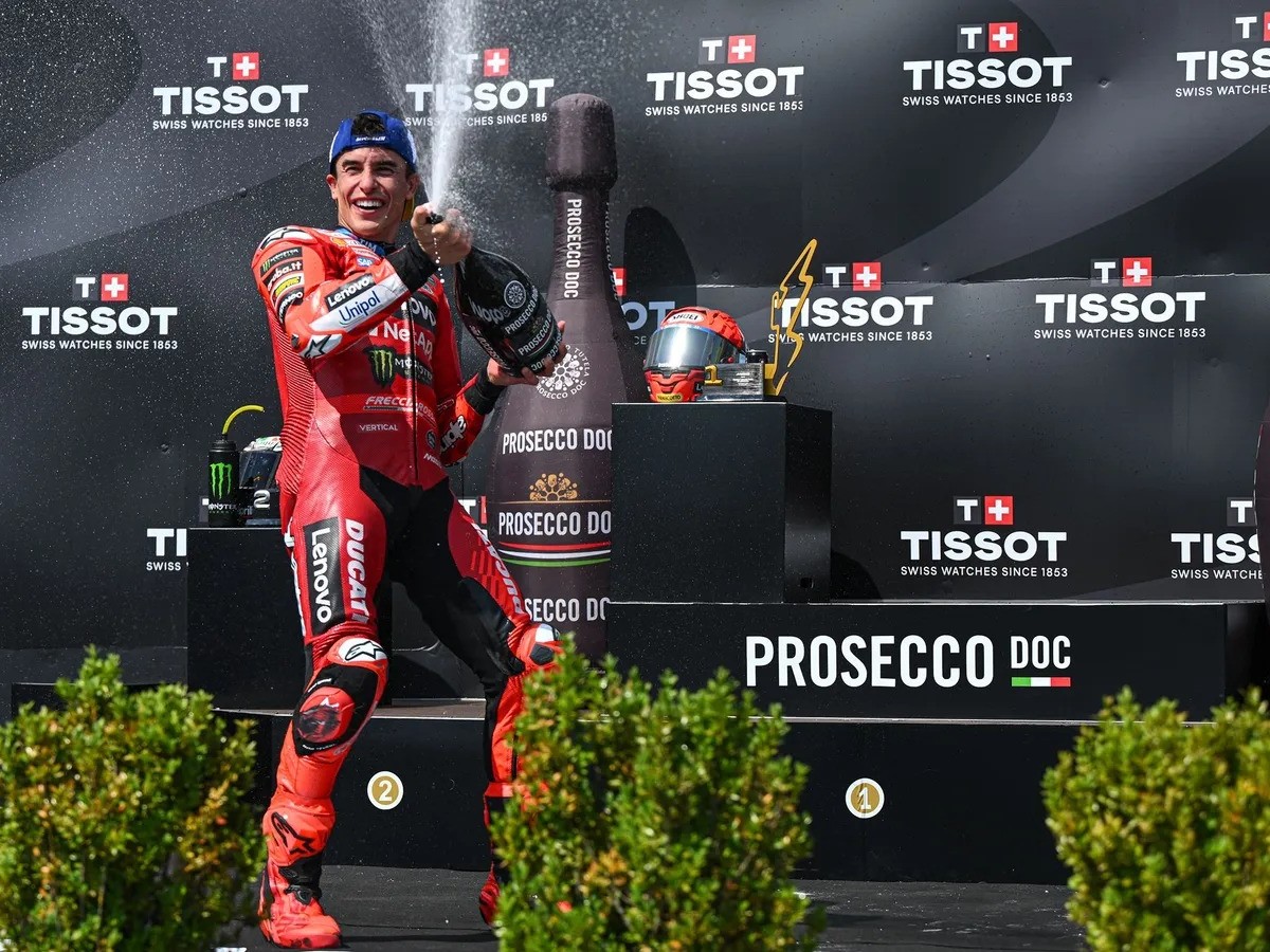 Marc Marquez dan Francesco Bagnaia berpisah di paruh musim MotoGP 2025.