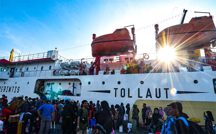 Tol Laut diusulnya untuk mengatasi kemacetan di Ketapang-Wongsorejo akibat dikuranginya kapal yang beroperasi di Gilimanuk.