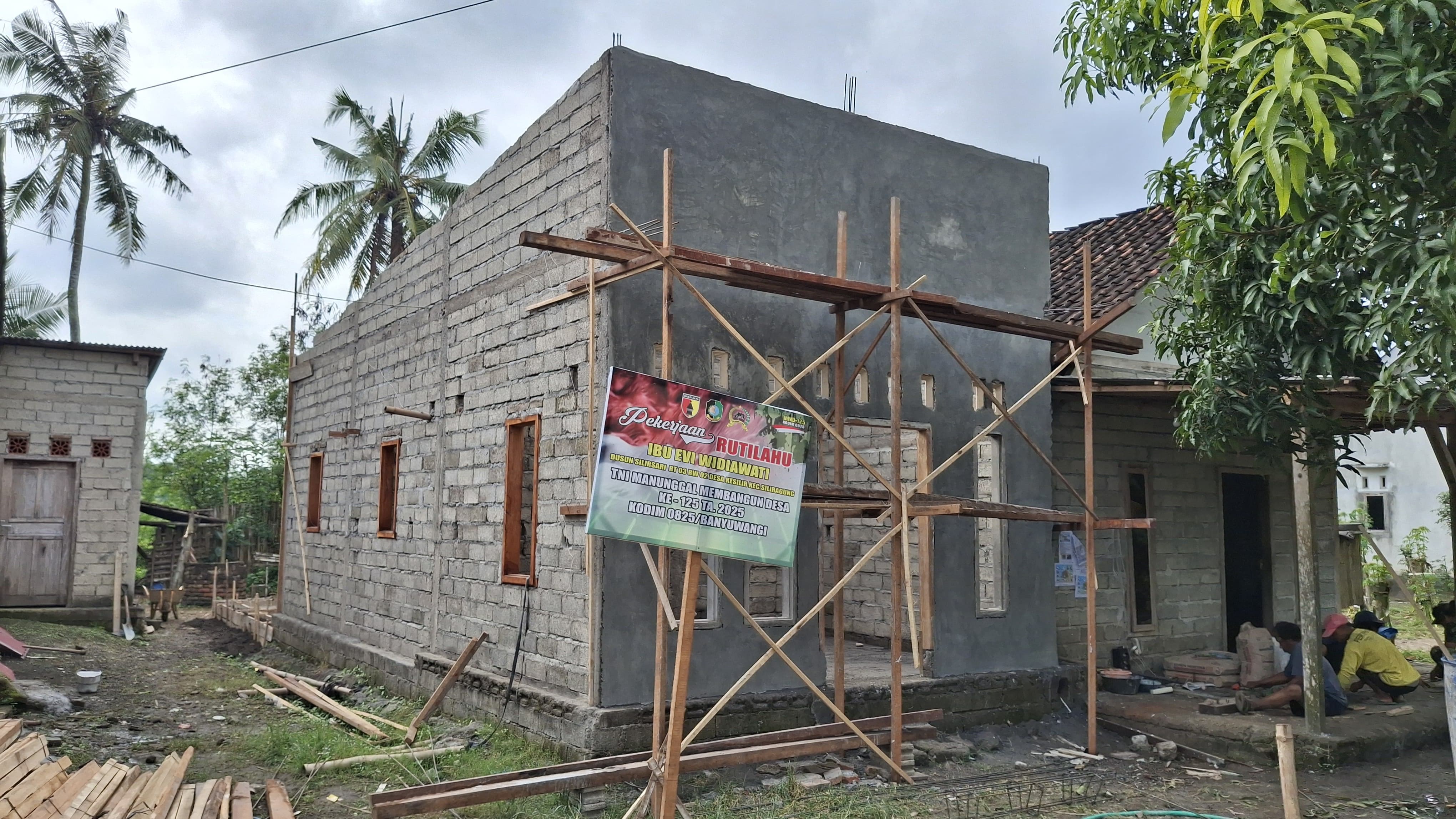 RENOVASI RUMAH: Berkat kerja keras TNI dalam program TMMD, rumah warga tidak mampu di  Desa Kesilir, Siliragung, Banyuwangi, kini menjadi kokoh dan layak ditempati.