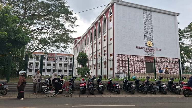 MEGAH: Salah satu gedung pendidikan di Yayasan Pondok Pesantren Mabadi&rsquo;ul Ihsan, Desa Karangdoro, Tegalsari, Banyuwangi untuk para santri.