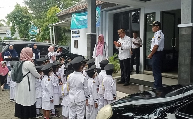 BANGUN Kesadaran: Petugas Dishub menyampaikan pemahaman sadar lalu lintas kepada siswa pendidikan anak usia dini (PAUD).