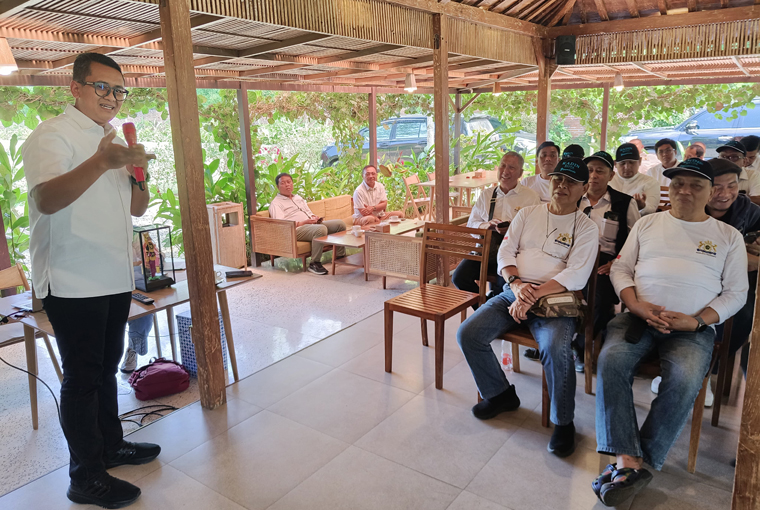 Wakil Ketua Kadin Banyuwangi Dede Abdul Ghany saat presentasi potensi Banyuwangi ke Kadin Kota Jogjakarta, Kamis (24/7) di Ijen Estate Resort Banyuwangi.