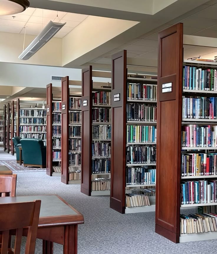 ilustrasi perpustakaan daerah yang kosong tidak ada pembacanya.