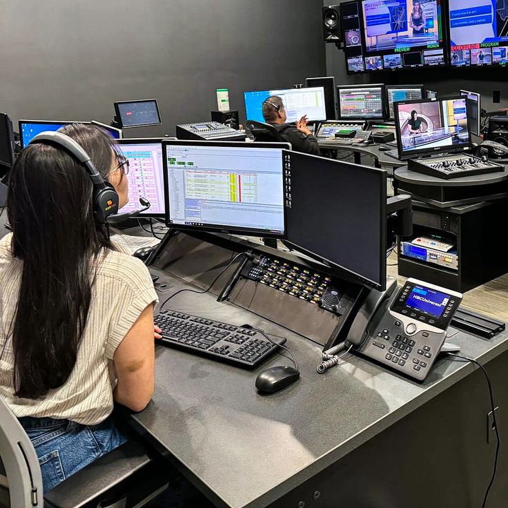 ilustrasi mahasiswi yang sedang melakukan praktik broadcasting di studio kampus dengan peralatan siaran profesional.
