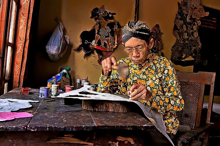 Beginilah rumitnya produksi wayang kulit, membutuhkan orang yang telaten.