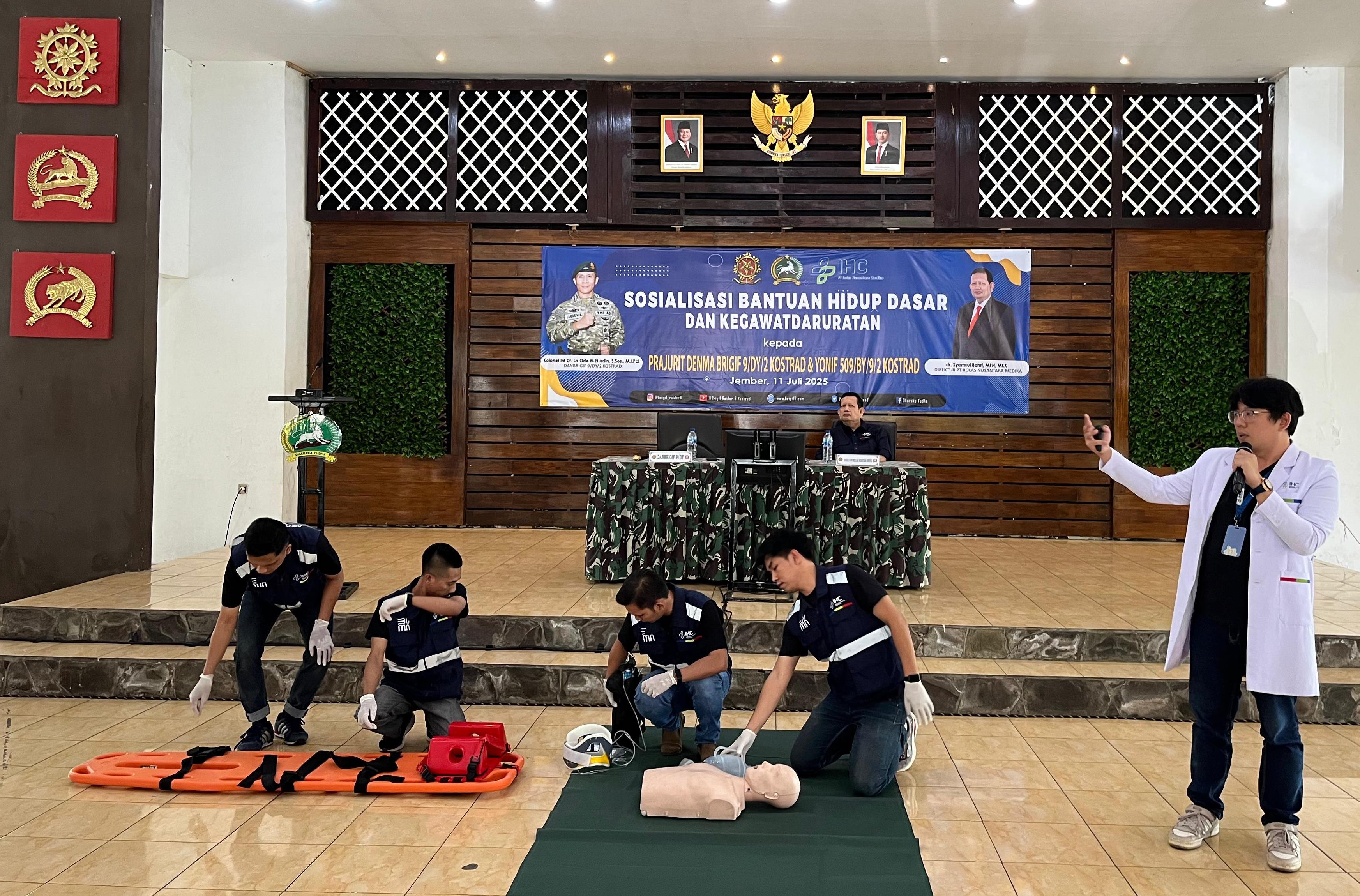 dr Fungky dan tim IHC melaksanakan pelatihan BHD di markas Brigif 9 Jember pada Jumat (11/7).