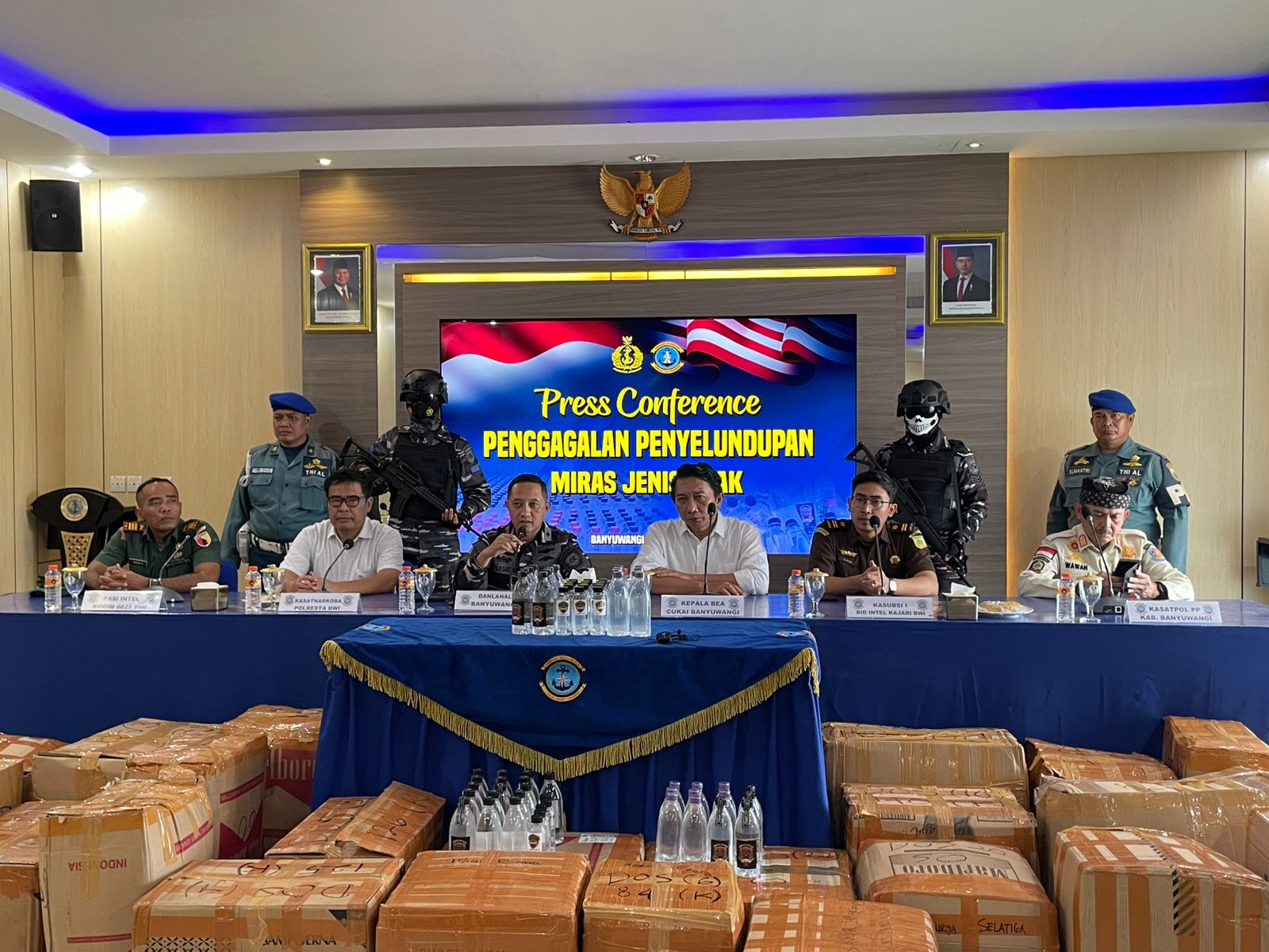 Puluhan dus berisi ribuan botol arak ilegal asal Bali gagal beredar berkat kejelian Lanal Banyuwangi.