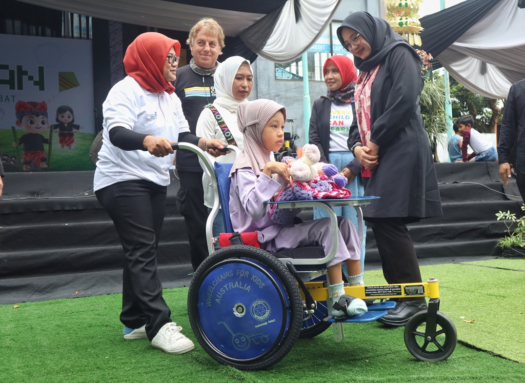 Bupati Banyuwangi Ipuk Fiestiandani menyerahkan bantuan kursi roda bersama Yayasan Global Village Foundation bersamaan Festival Memengan 2025 di RTH Maron, Kecamatan Genteng pada Sabtu (26/7/2025).