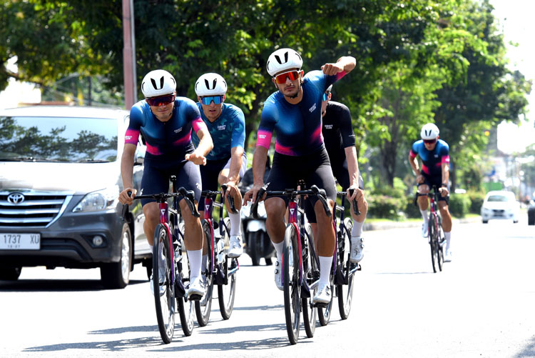 LATIHAN RINGAN: Pembalap yang tergabung dalam tim Swatt Club Italia menjajal rute flat di wilayah kota Banyuwangi, Minggu (27/7).