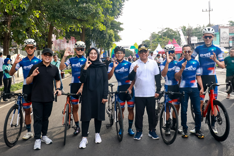 Tim BRCC diperkuat pembalap Prancis, Alan Villemin (kanan). Minggu (27/7) tim BRCC yang dikawal founder BRCC Guntur Priambodo bertemu Bupati Ipuk Fiestiandani dan mantan Menpan-RB Abdullah Azwar Anas.
